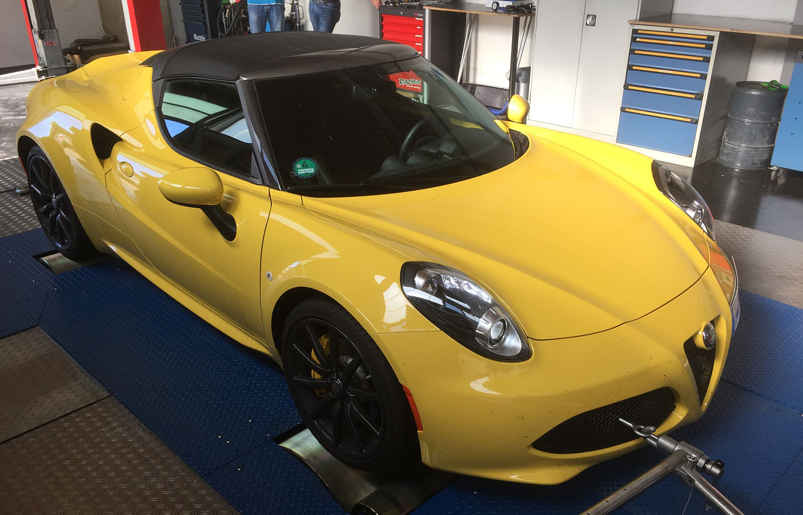 Classic design language meets high tech offals - Alfa 4C